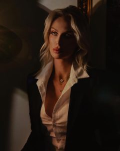 CariDee English Biography, Wikipedia, Age, Early Life, Career, Family, Profession, Height, Weight, Nationality, Net Worth, Instagram
